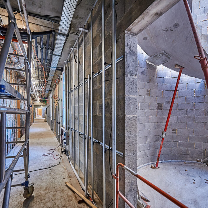 Rekonstrukce Château ESCOT pokračuje i v podzimních měsících